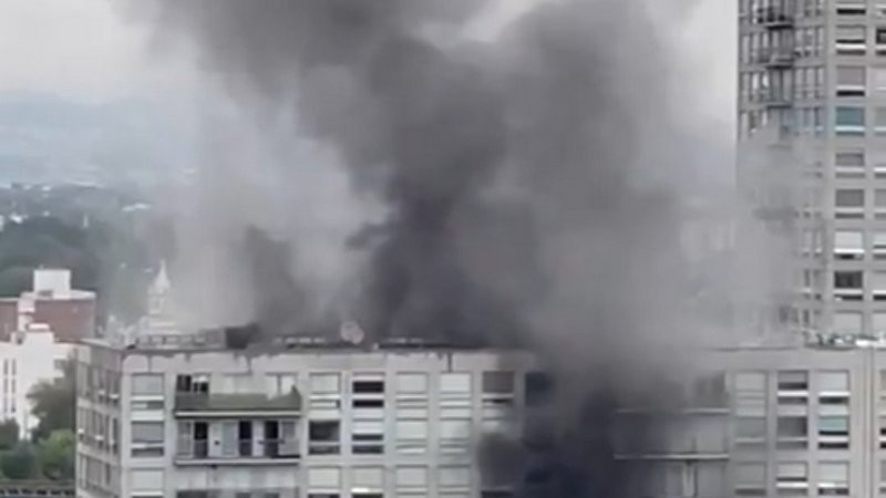 Fuerte incendio se registra en edificio de condominios en Azcapotzalco; evacÃºan a 150 personas