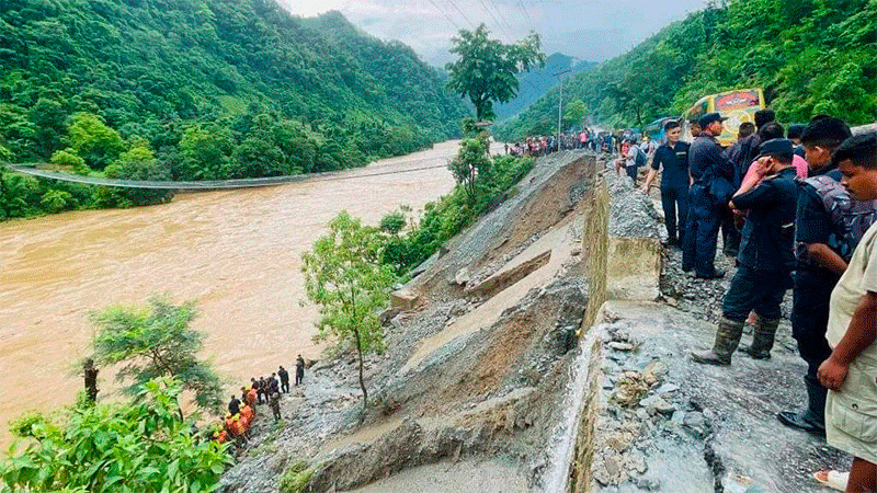 Deslave en Nepal arrastra autobÃºs; hay 63 desaparecidos