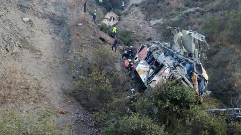 Cae autobÃºs a un abismo en PerÃº; hay por lo menos 21 muertos