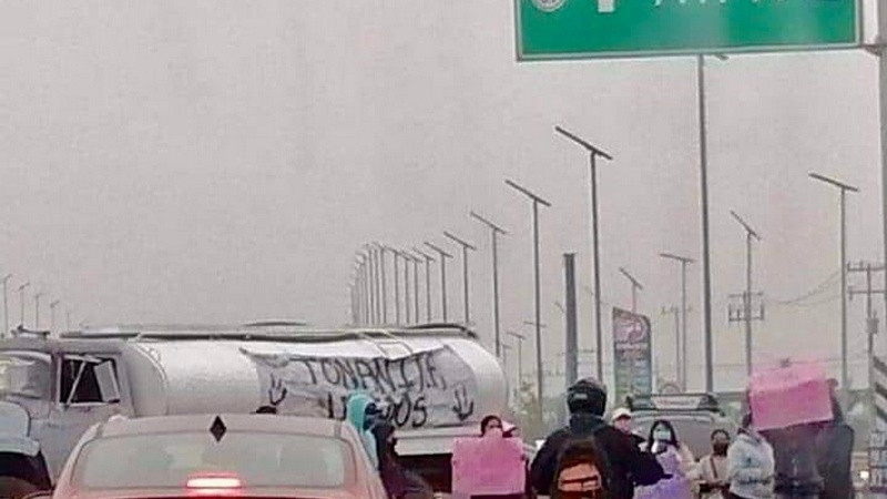 Ejidatarios de Tonanitla bloquean accesos al AIFA; exigen pago de sus terrenos