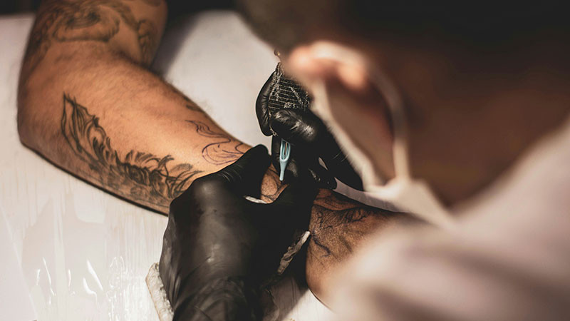 Hoy se celebra el DÃ­a Internacional del Tatuaje, una prÃ¡ctica cultural con impacto en la economÃ­a mexicana 