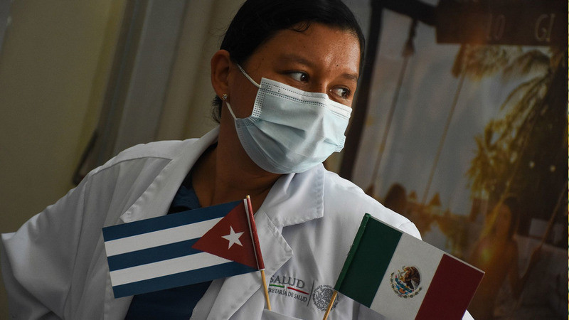 Vienen mÃ¡s mÃ©dicos cubanos a MÃ©xico; firman convenio para contratar a 2 mil 700