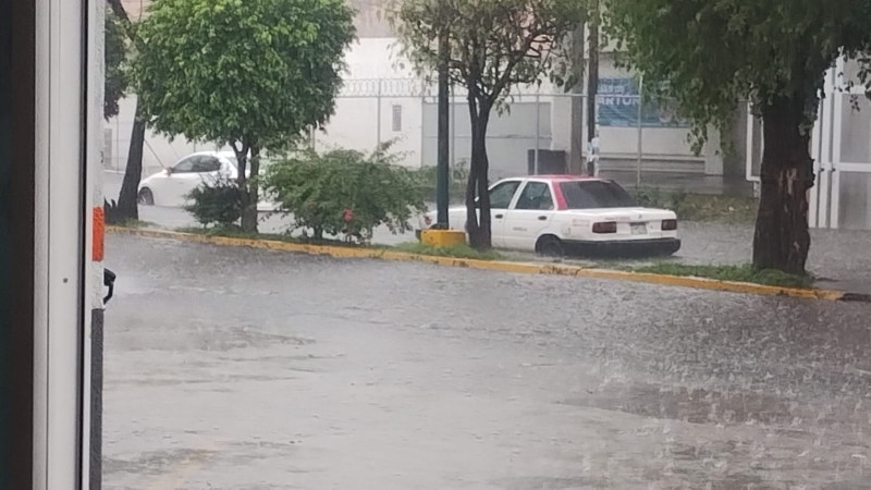 Tromba deja inundaciones en varios puntos de Morelia 