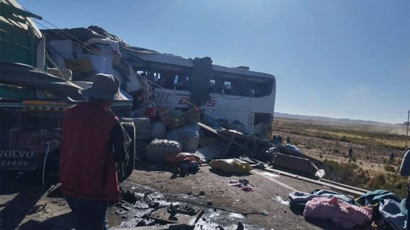 Choque entre un camiÃ³n y un autobÃºs en Bolivia deja 16 muertos y 14 heridos
