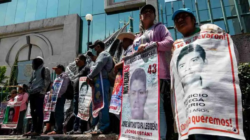 AMLO entrega reporte con 21 puntos a padres de normalistas desparecidos en AyotzinapaÂ 