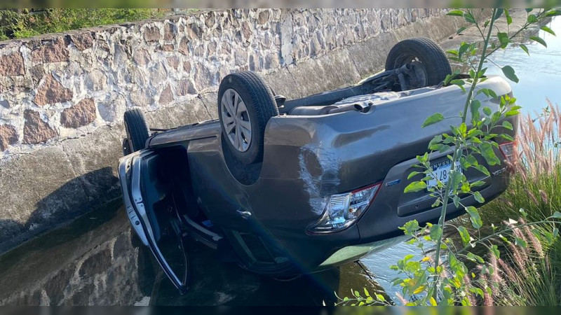 Auto cae a un canal, lueo de que su conductor dormitara en camino a San Pedro MÃ¡rtir