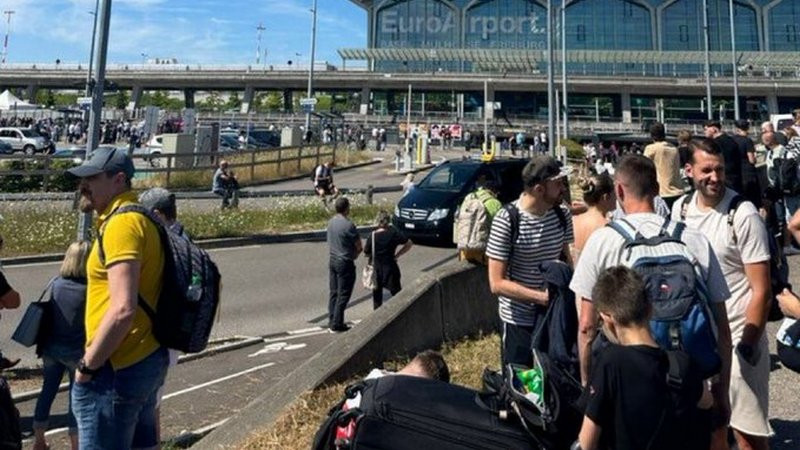 EvacÃºan aeropuerto de Basilea-Mulhouse por alerta de bomba a horas de la inauguraciÃ³n de ParÃ­s 2024