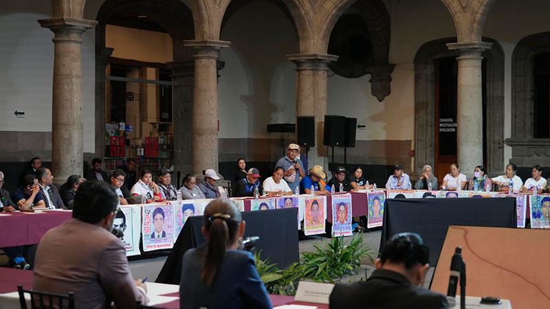 Sheinbaum se reÃºne con padres de los 43 normalistas desaparecidos de Ayotzinapa