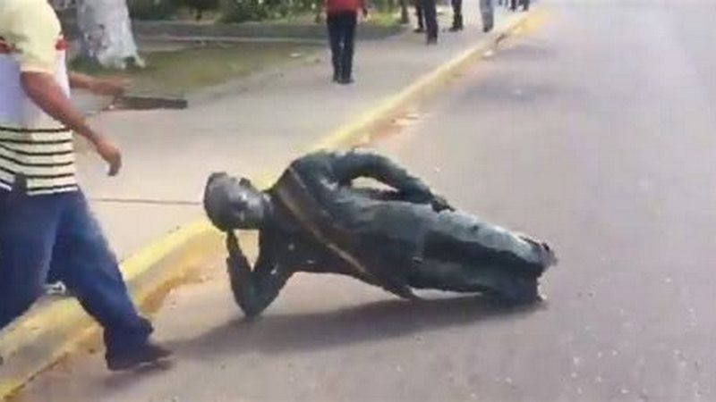 Venezolanos derriban estatuas de ChÃ¡vez en protesta de los resultados de la elecciÃ³n presidencial