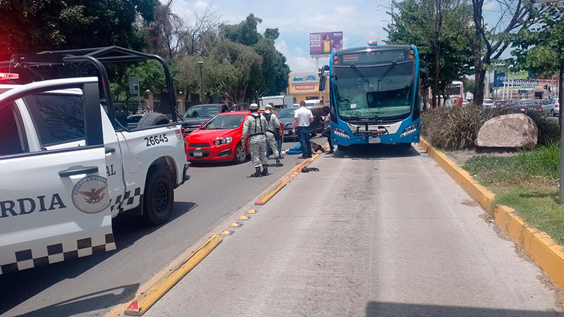 Grave al ser atropellada por un camiÃ³n Qrobus en Constituyentes