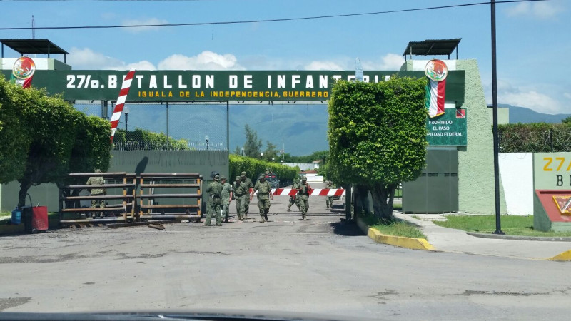 Padres de los 43 normalistas de Ayotzinapa realizan trabajos de bÃºsqueda en el 27 BatallÃ³n de InfanterÃ­a