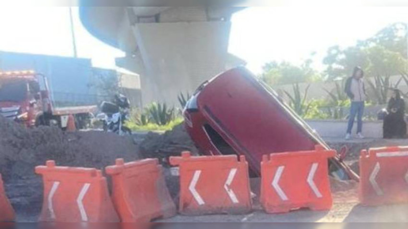 Auto cae en obra en prolongaciÃ³n Bernardo Quintana, en QuerÃ©taro