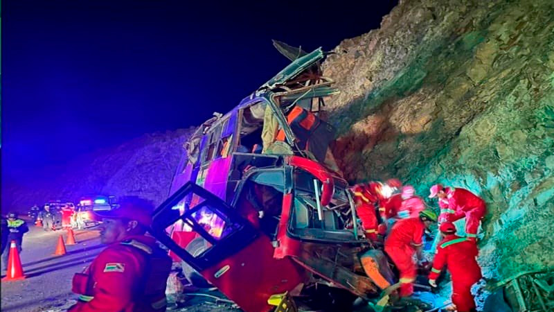 Choque de autobÃºs deja saldo de al menos 14 muertos y 18 heridos, en Bolivia