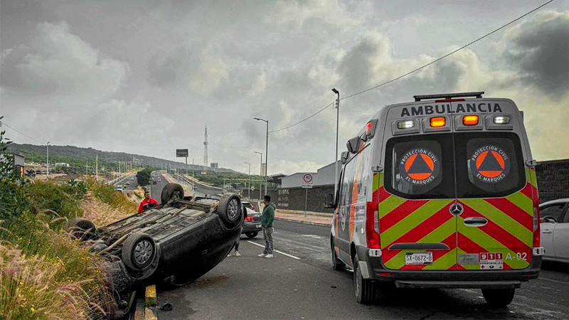 VehÃ­culo vuelca en Circuito Universidades en QuerÃ©taro
