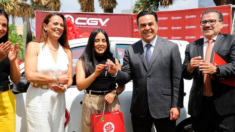 Entregan automÃ³vil a ganadora del sorteo de la Carrera Nocturna CGV 2024