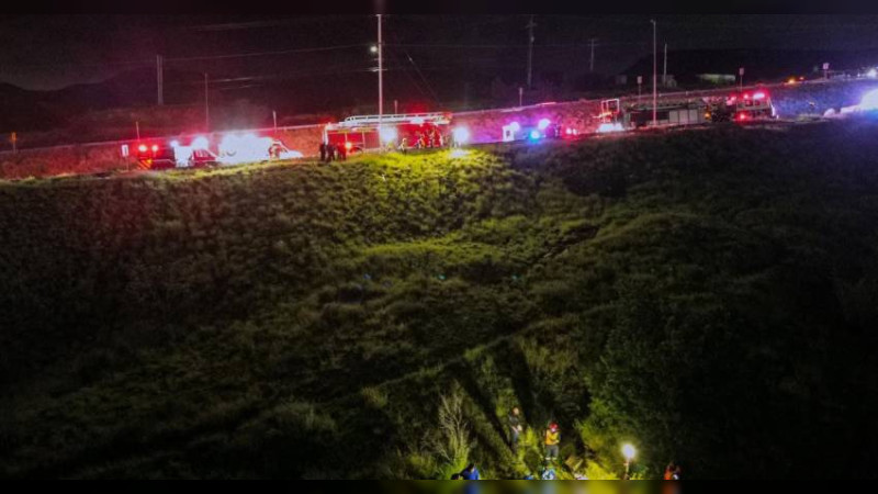 Auto cae a un barranco en el perifÃ©rico Fray JunÃ­pero Serra, en QuerÃ©taro