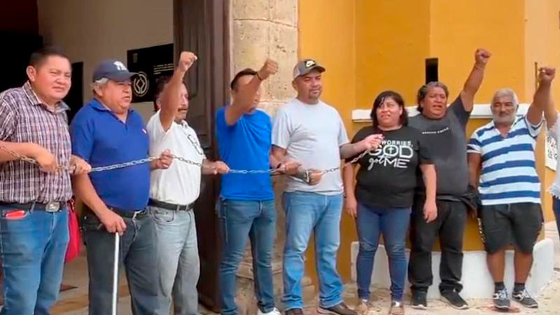 Trabajadores del ayuntamiento de Campeche se encadenan frente al Palacio Municipal por despidos injustificados
