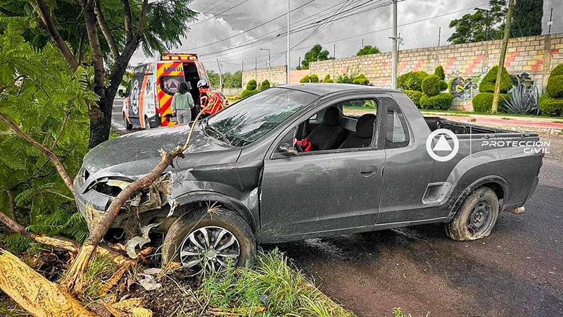 Camioneta sale del camino en Paseo Centenario, en QuerÃ©taro
