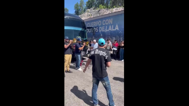 Queda atrapada banda Los Recoditos en un bloqueo en Sinaloa; Improvisan un concierto