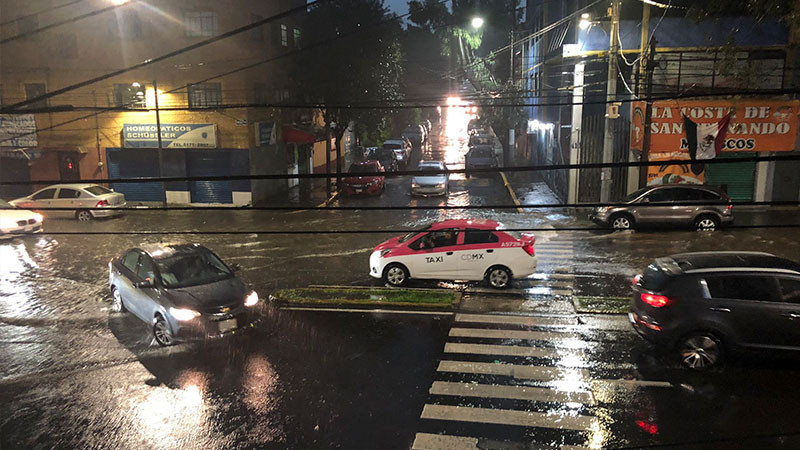 Fuerte lluvia colapsa la CDMX; AICM reprograma vuelos