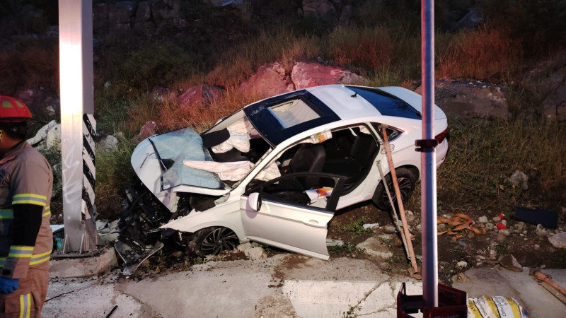 QuedÃ³ atrapado en su auto luego de chocar en el Sur Poniente de QuerÃ©taro