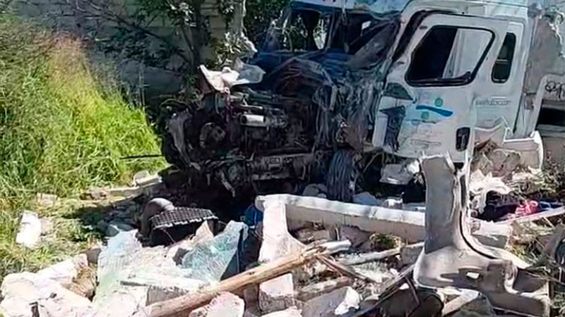 Trailer sale del camino, despuÃ©s de causar dos accidentes en la QuerÃ©taro-SLP