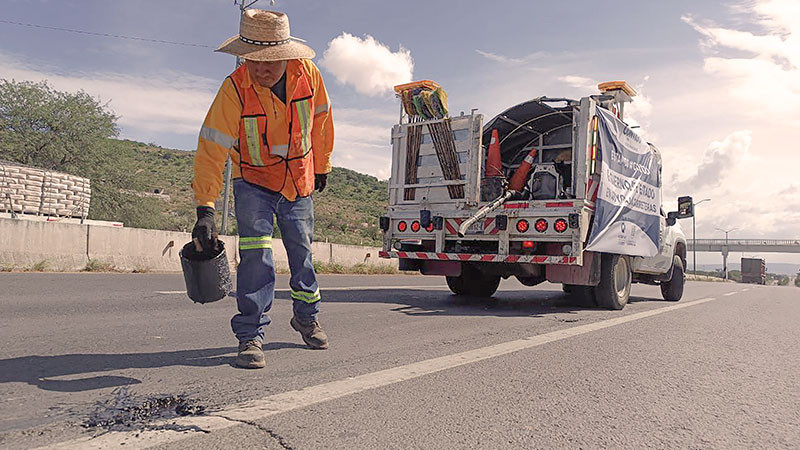 Autoridades estatales de QuerÃ©taro realizan el mantenimiento de la Carretera Federal 120