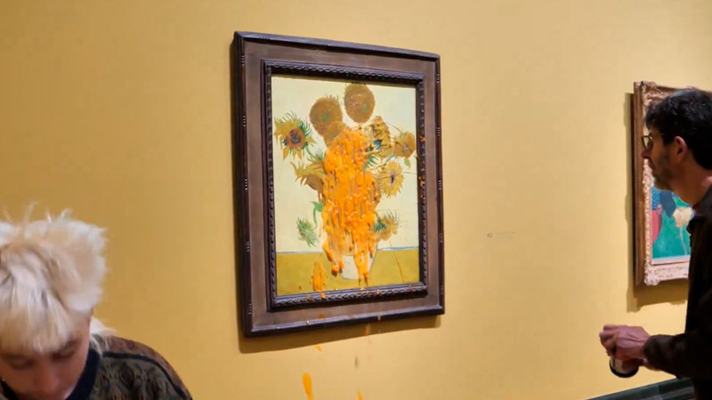 Activistas lanzan sopa a obras de Van Gogh; protestan por encarcelamiento de compaÃ±eros