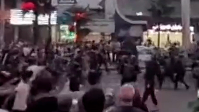 Miles de iranÃ­es protestan en diversas ciudades por la muerte de Hasan Nasrala