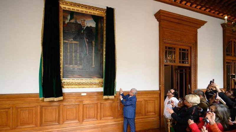 AMLO devela su retrato oficial en Palacio Nacional