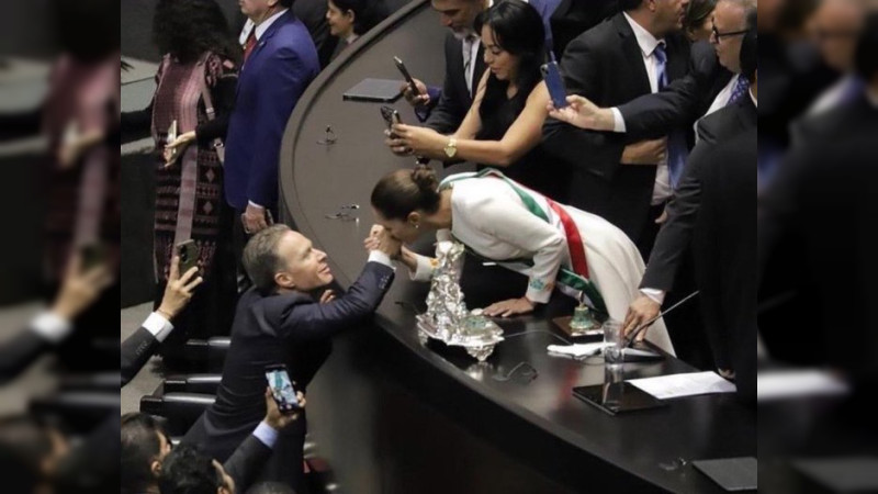 Critican a Sheinbaum por besar la mano del senador Manuel Velasco: â€œIndigna, insultante y vergonzosa reverencia ante la corrupciÃ³nâ€, dice Lilly TÃ©llez