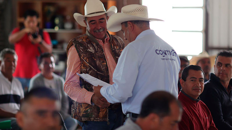 Entrega titular de SEDEA Avisos de AutorizaciÃ³n de Apoyo Estatal en los municipios de QuerÃ©taro y Corregidora