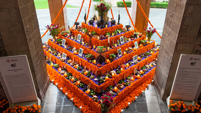 Dedican ofrenda en Palacio Nacional a Ifigenia MartÃ­nez y mujeres luchadoras sociales
