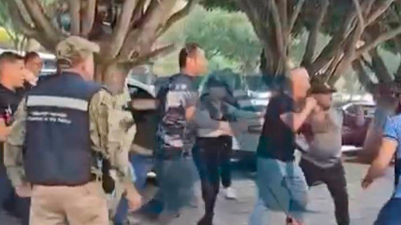 QuerÃ©taro: Inspectores municipales retiran ambulantes de la Alameda 