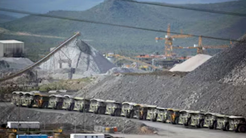 Roba comando armado dos trÃ¡ileres cargado con mineral en Zacatecas 