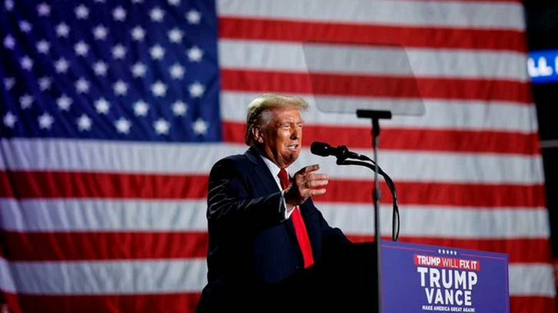 Trump â€˜amenazaâ€™ a Sheinbaum con aranceles del 25% si no frena migraciÃ³n hacia EU