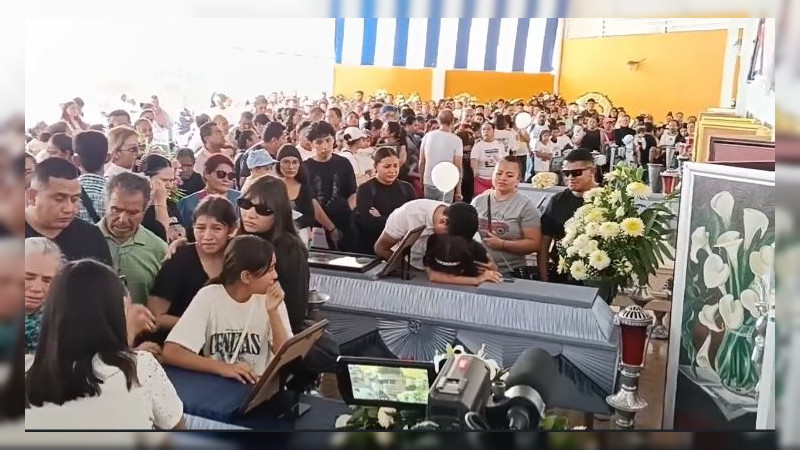 Despiden a familia queretana que perdiÃ³ la vida en la autopista Siglo XXI