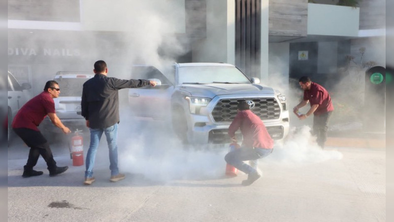 Se incendia camioneta de 1.5 millones en la que viajaba FernÃ¡ndez NoroÃ±a, presidente del Senado