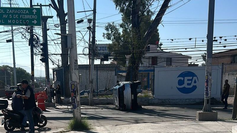 Vuelca camioneta sobre Avenida de Las Torres en QuerÃ©taro