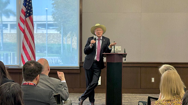 Departamento de Estado de EU respalda a Ken Salazar tras criticar la estrategia de seguridad en MÃ©xico