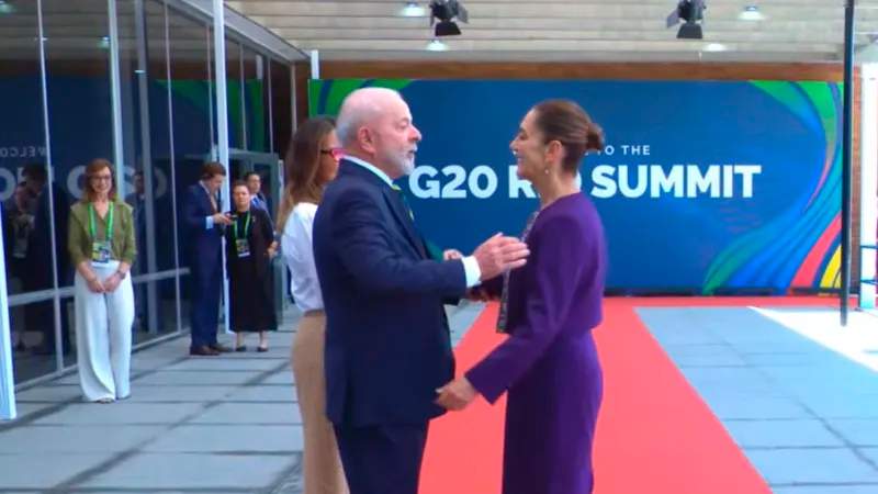 Sheinbaum arriba a Brasil para asistir a Cumbre del G20; es recibida por Lula da Silva