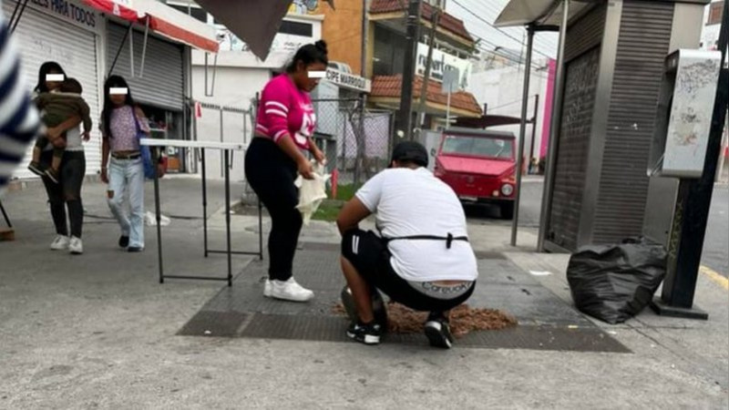Graban a taqueros en Monterrey recogiendo carne del suelo