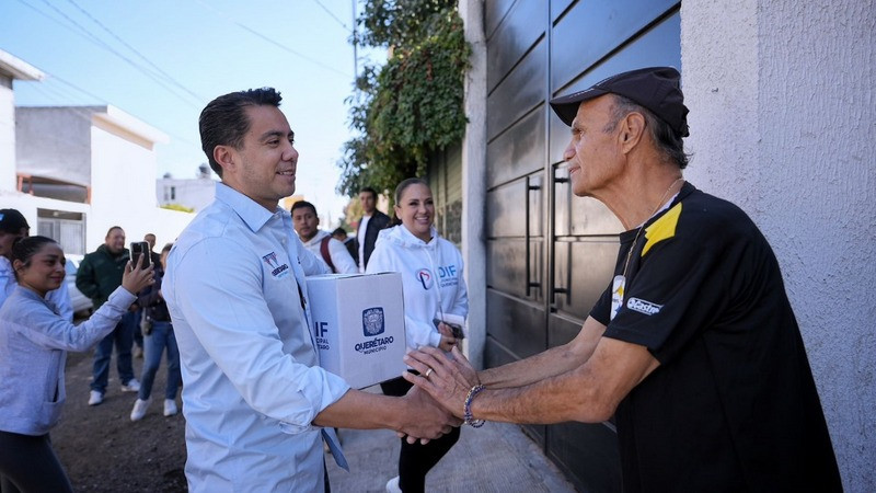 Entrega municipio de QuerÃ©taro apoyos a adultos mayores