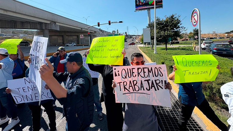 En QuerÃ©taro, se manifiestan trabajadores porque municipio mantiene sellos de clausura 