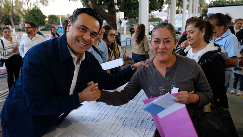 Entregan Tarjetas CONTIGO a jefas de familia en la capital queretana 