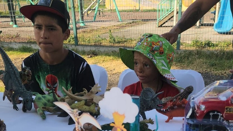 Entre pastel de chocolate y dinosaurios Chuchito celebra sus 4 aÃ±os