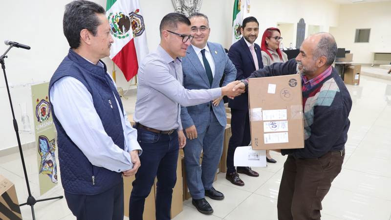 Tras 15 aÃ±os de espera, investigadoras e investigadores reciben equipo de cÃ³mputo de alta tecnologÃ­a en la gestiÃ³n de YarabÃ­ Ãvila