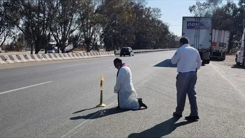 Sacerdote bendice la autopista MÃ©xico-QuerÃ©taro para evitar accidentes y asaltos