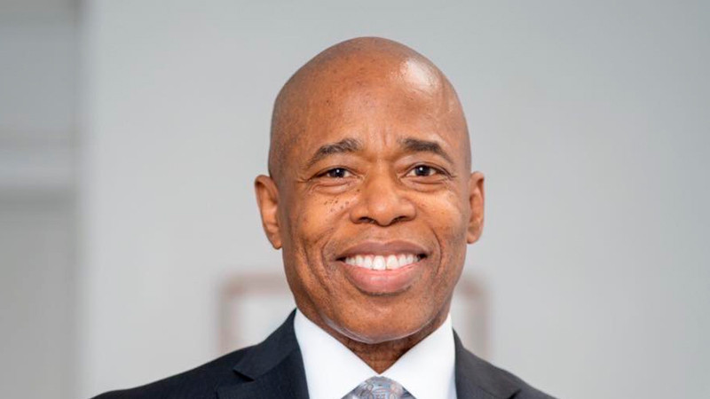 Alcalde de Nueva York se dice dispuesto a deportar a migrantes con delitos