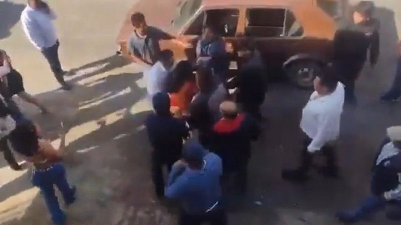 Renuncia a su cargo alcalde de San Pedro Ixtlahuaca, Oaxaca, tras ser captado golpeando a una mujer